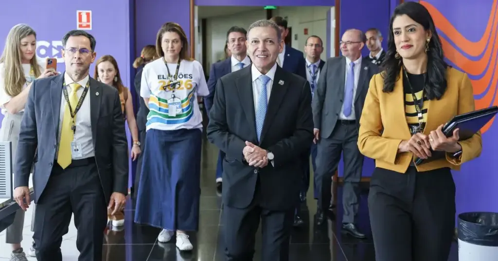 Presidente do TSE vê eleição “dentro do esperado” e prevê resultado até 21h
