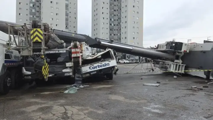Operador que derrubou guindaste sobre monotrilho em SP fica ferido