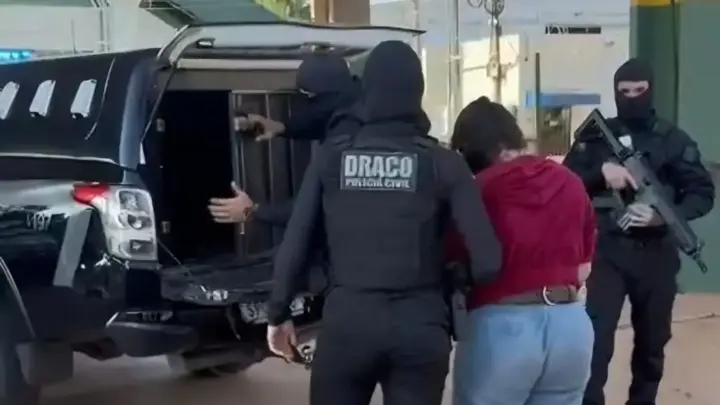 Brasileira condenada a mais de 260 anos de prisão é transferida para Cuiabá