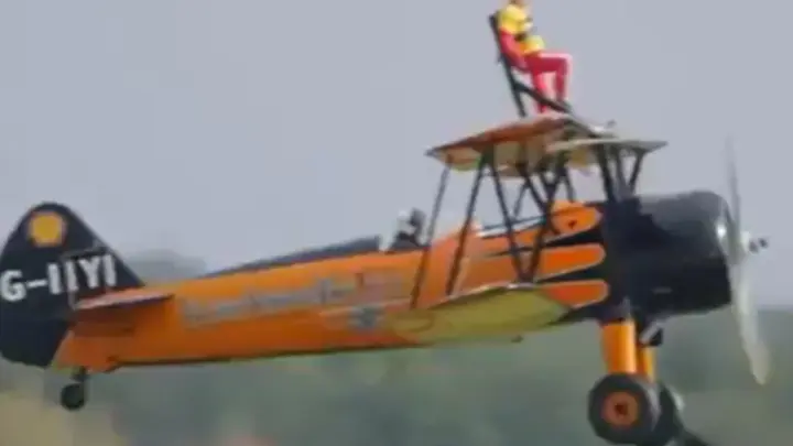Mulher de 99 anos entra para o Guinness após fazer manobras em asa de avião