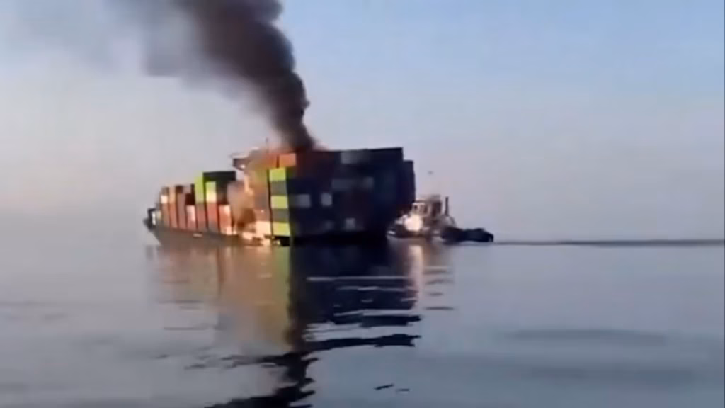 Pescadores encontram centenas de iPhones no mar após navio afundar em Ormuz