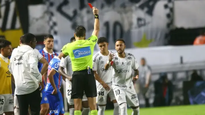 Neymar é expulso por Lei Vini Jr. e se descontrola em Santos x Bahia; veja