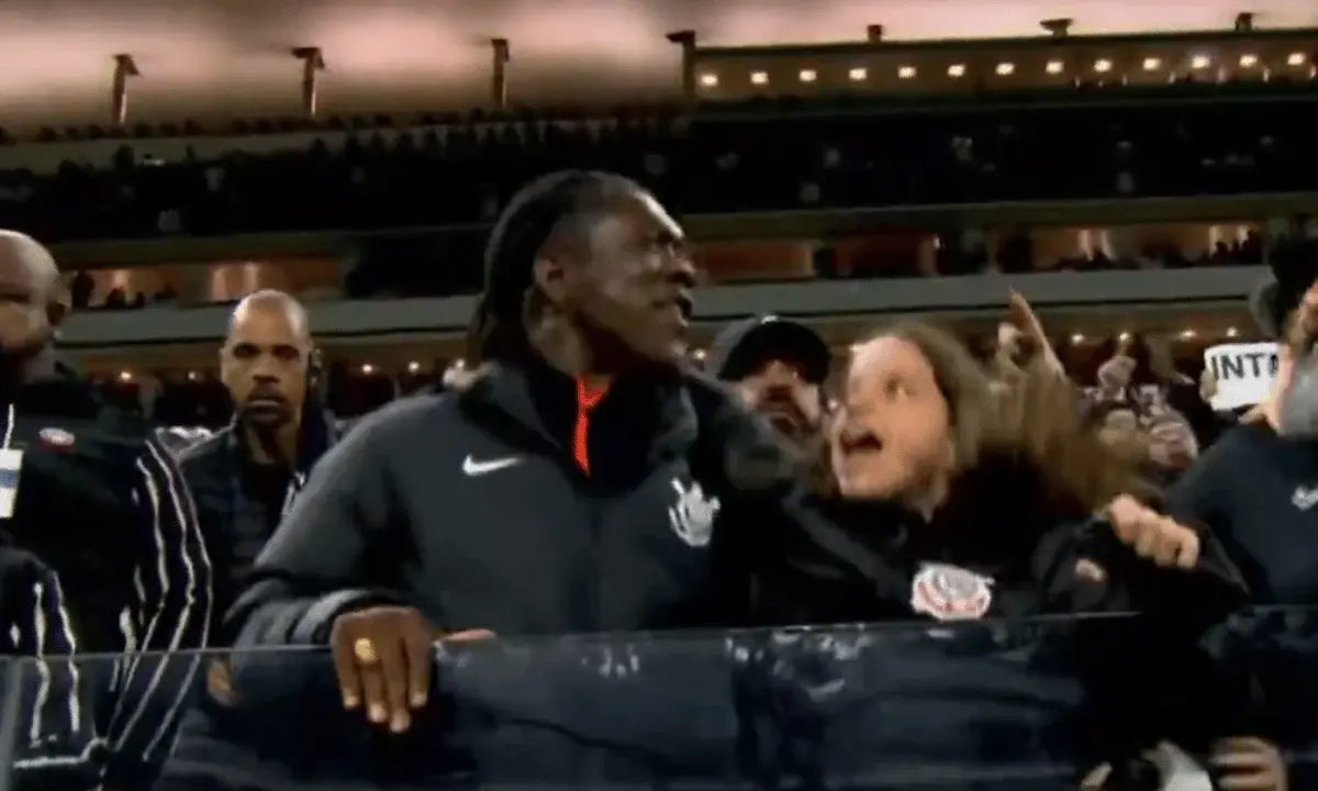 No meio da torcida, Seedorf faz coreografia com torcedores do Corinthians