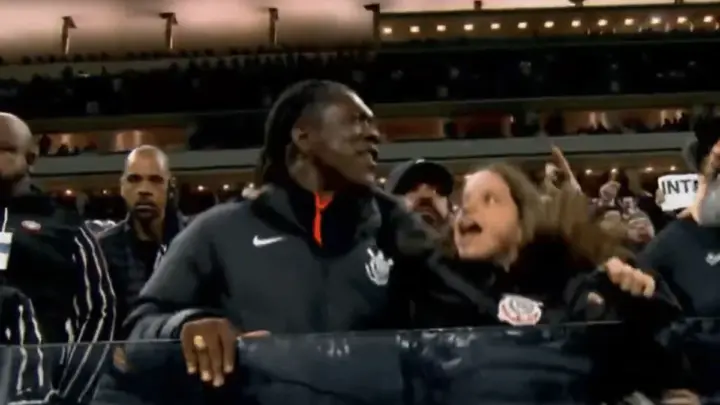No meio da torcida, Seedorf faz coreografia com torcedores do Corinthians