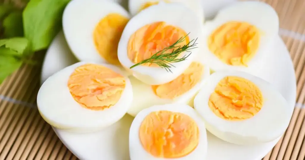 É errado lavar o ovo? Nutricionista explica os cuidados ao consumir e armazenar o alimento