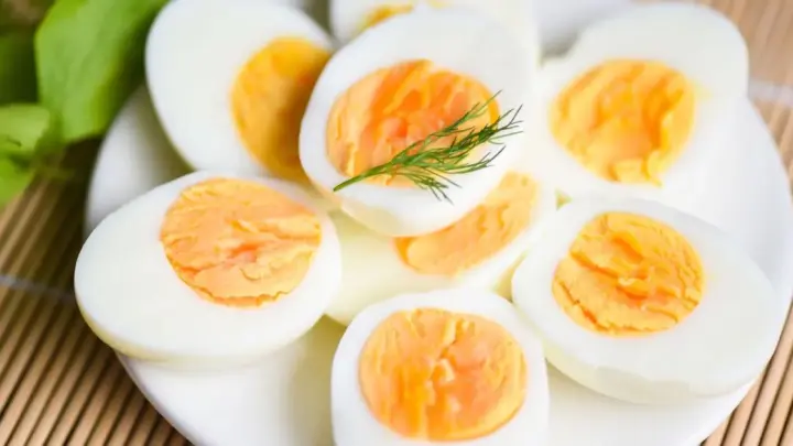 É errado lavar o ovo? Nutricionista explica os cuidados ao consumir e armazenar o alimento