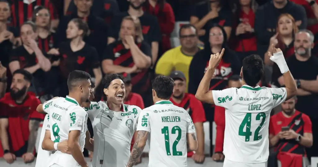Palmeiras supera expulsão, vence Athletico-PR e dorme líder do Brasileirão