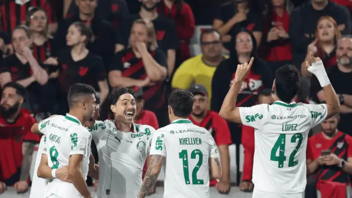 Palmeiras supera expulsão, vence Athletico-PR e dorme líder do Brasileirão