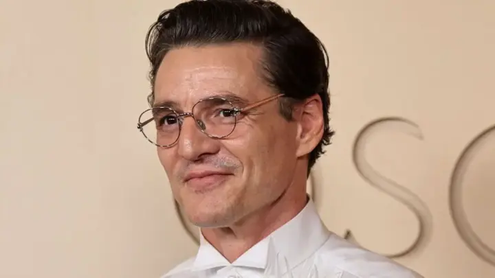 Pedro Pascal lembra do início da carreira: “Você engole muito sapo”
