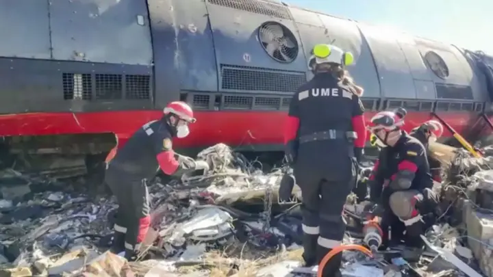 Sobe para 69 número de mortos em colisão de trens na Espanha