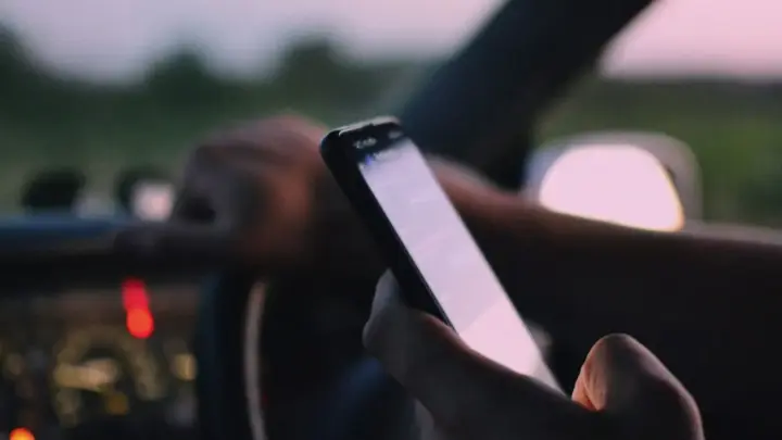 Vale a pena contratar seguro pelo celular? Descubra como pode ser prático