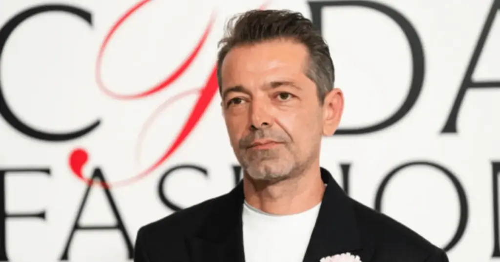 Versace volta à alta-costura após 10 anos com estreia de Pieter Mulier