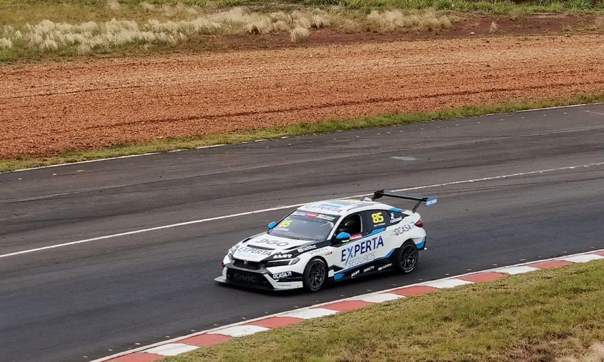 Pneu de carro atinge espectador em corrida de carros na Argentina