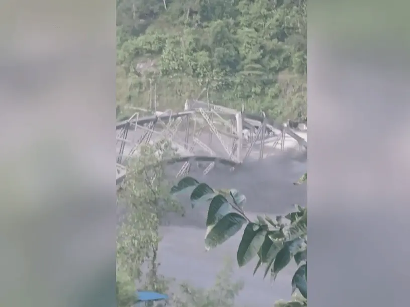 Vídeo: Enchente faz ponte desabar e ser levada pela correnteza no Nepal
