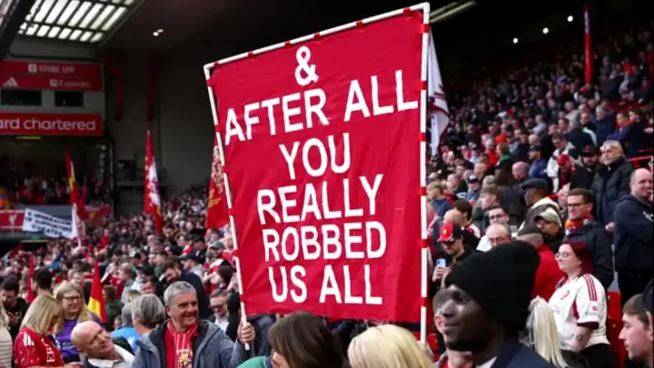 Torcida do Liverpool provoca City após punição por regras financeiras