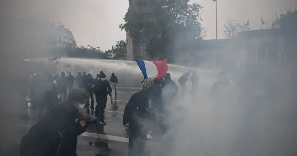 França tem violência em Paris e Marselha após protestos pacíficos no país