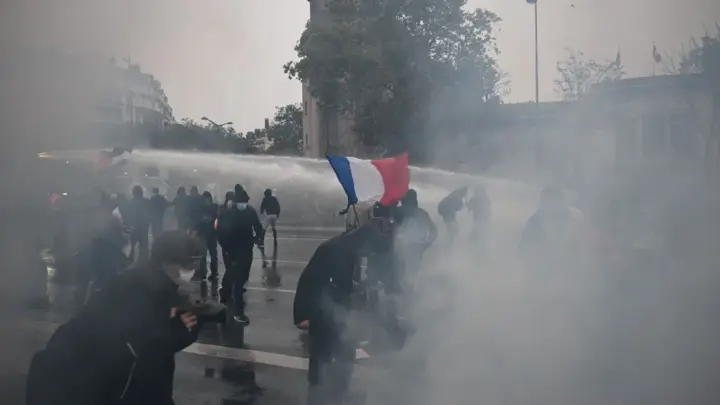 França tem violência em Paris e Marselha após protestos pacíficos no país