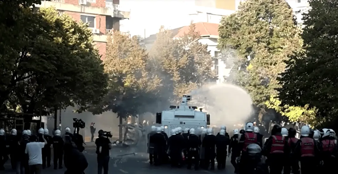 “Vai piorar”, diz manifestante após protestos violentos na Albânia