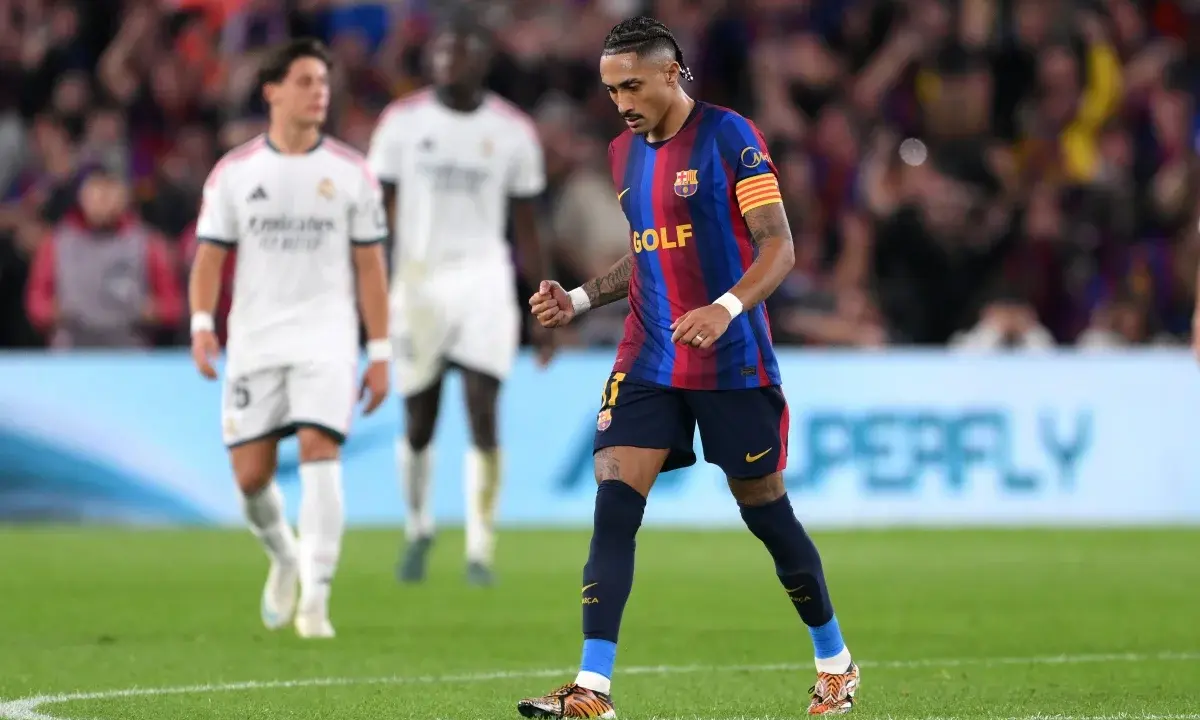 Raphinha marca e Barcelona empata El Clásico com Real Madrid