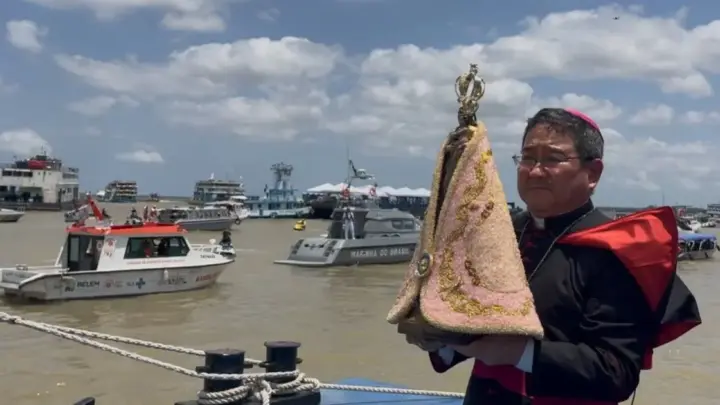 Círio Fluvial leva milhares de fiéis às águas de Belém