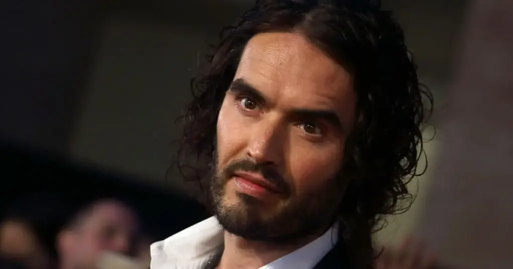 Julgamento de Russell Brand: mulher diz ter sido estuprada pelo comediante