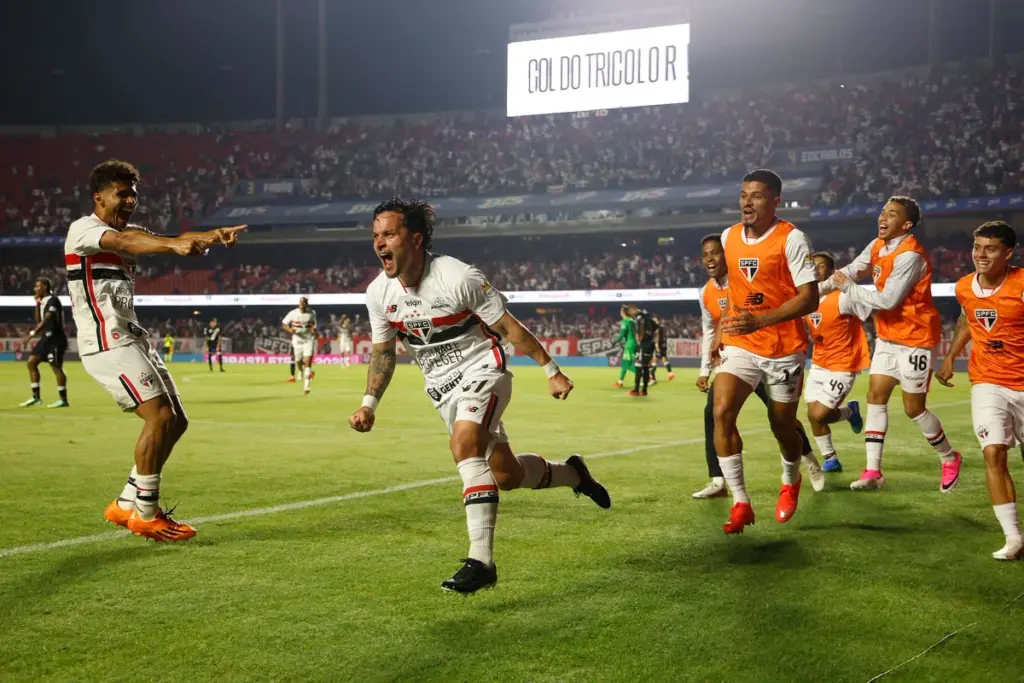 São Paulo vence Vasco e se firma na briga por vaga na Libertadores 2027