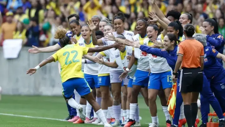 Com golaço de bicicleta, Seleção feminina vence a Argentina em amistoso