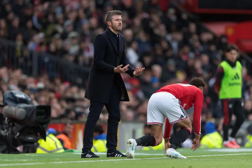 Sem vencer há oito jogos, Manchester United planejou demitir o treinador