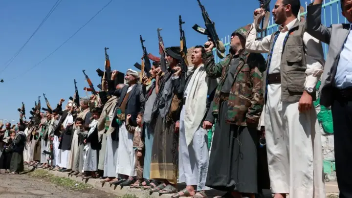 Houthis dizem ter atingido maior refinaria de petróleo da Arábia Saudita