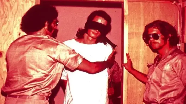 Stanford Prison Experiment: saiba como foi o experimento que testou os efeitos psicológicos da vida prisional em estudantes universitários