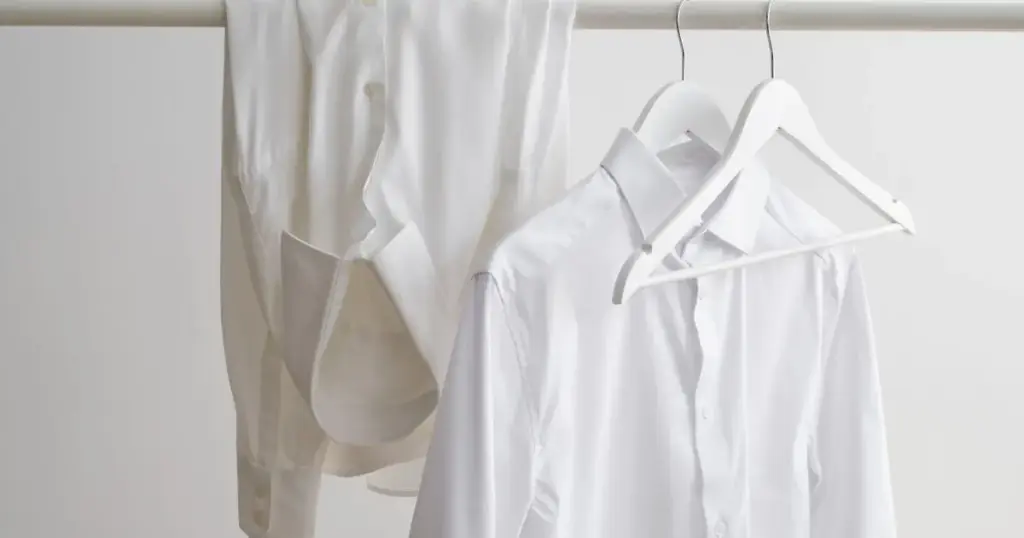Roupa branca encardida: o que melhora a lavagem de verdade?