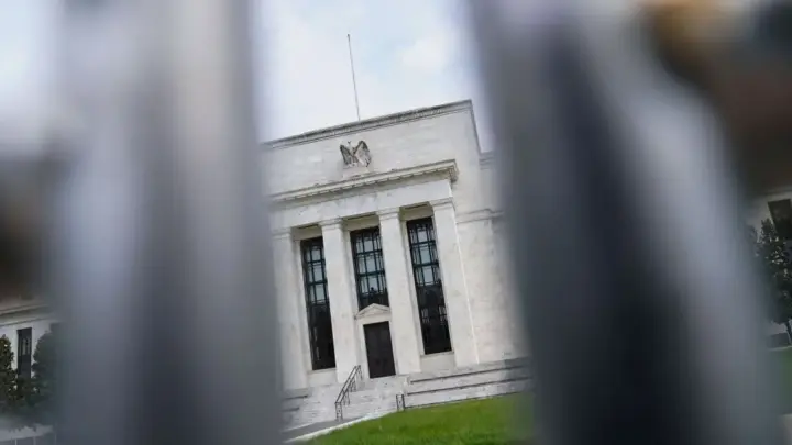 Fed identifica aumento de renda, patrimônio e pressão financeira nos EUA