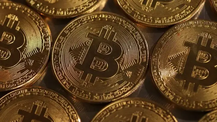 Bitcoin opera em alta e atinge US$ 84 mil