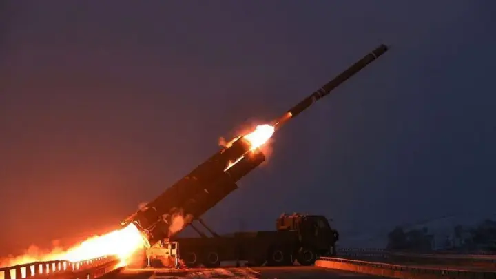 Coreia do Norte lança cerca de 10 mísseis balísticos em direção ao mar