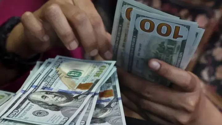 Dólar recua com pesquisa eleitoral no radar