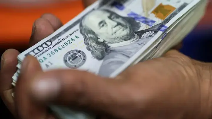 Dólar abre perto da estabilidade de olho em pesquisas eleitorais