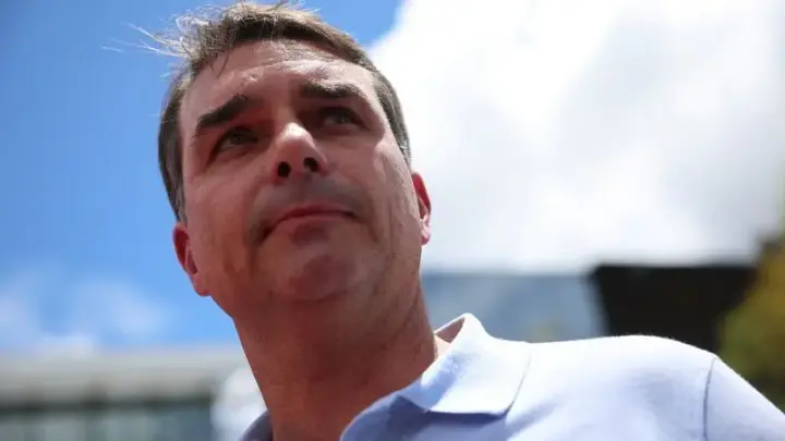 Asilo político e pedido de prisão: o que pode acontecer após fuga de Flávio