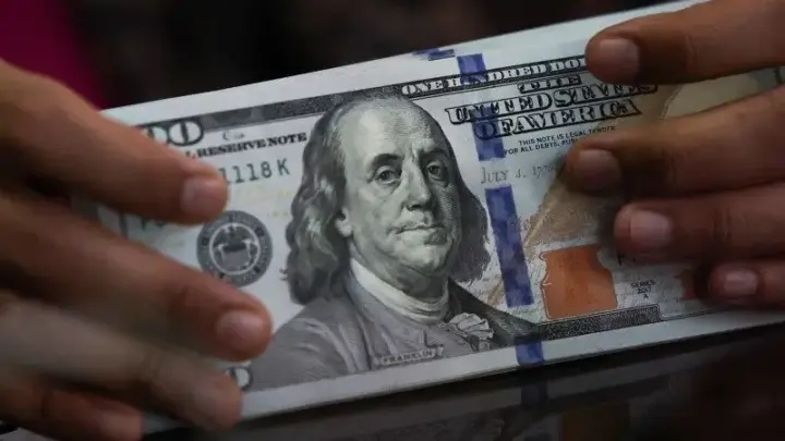 Dólar inicia dia em alta acompanhando guerra no Oriente Médio