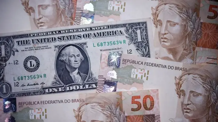 Dólar sobe à espera de nova pesquisa eleitoral no Brasil