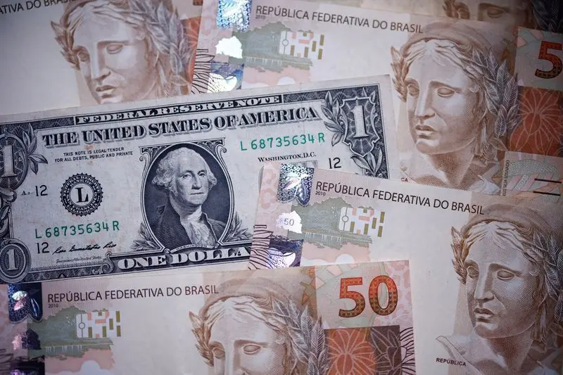 Dólar sobe à espera de nova pesquisa eleitoral no Brasil