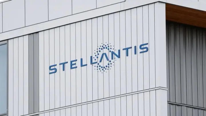 Lucro da Stellantis aumenta à medida que cortes de custos ganham força