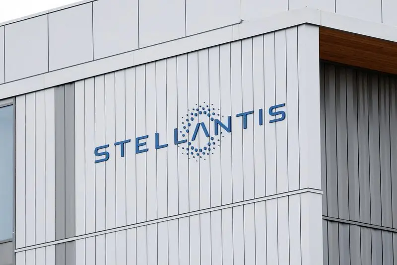 Lucro da Stellantis aumenta à medida que cortes de custos ganham força