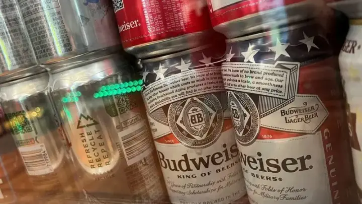 Fabricante da Budweiser atinge previsões de lucro, mas custos aumentam