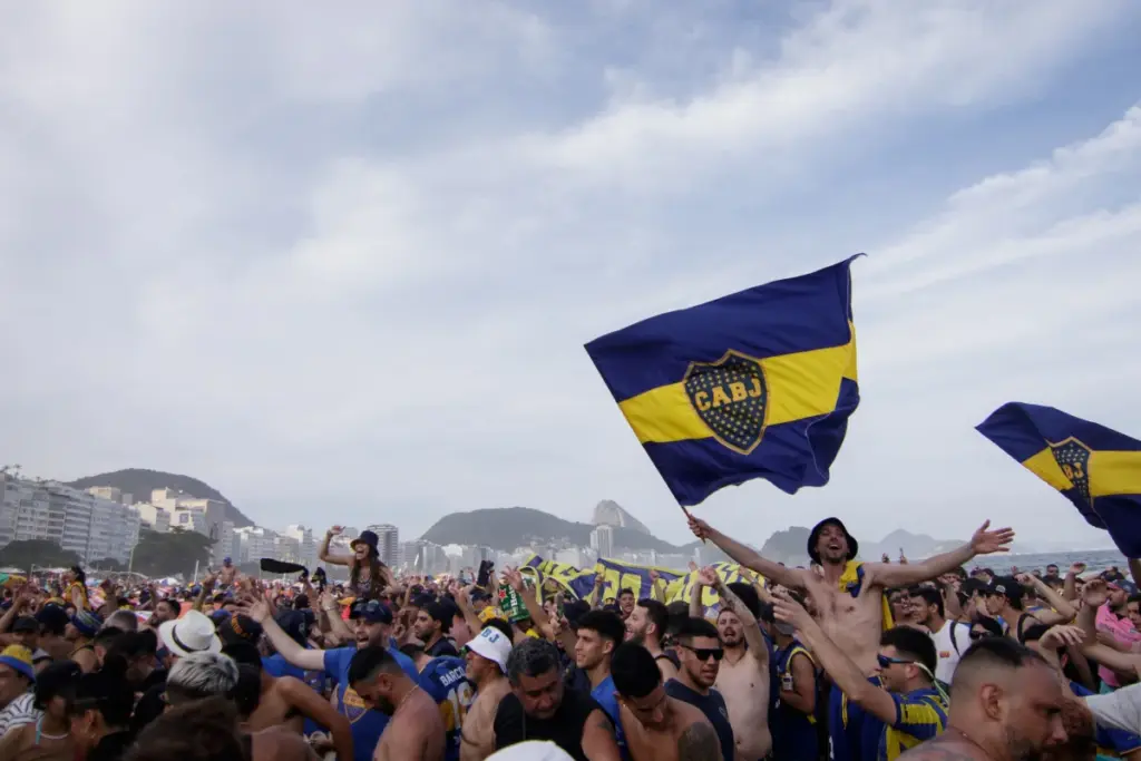 Torcida do Boca Juniors invade praias do RJ antes de jogo contra o Vasco