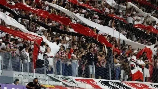 Torcida do São Paulo protesta após revés para Cruzeiro: “Time sem vergonha”