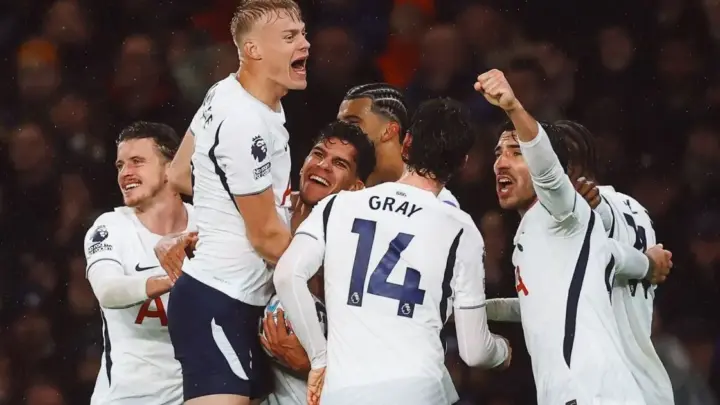 Tottenham vence o Chelsea em clássico com direito a gol bizarro de goleiro