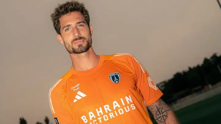 Goleiro do Paris FC, Trapp fala português e é noivo de modelo brasileira