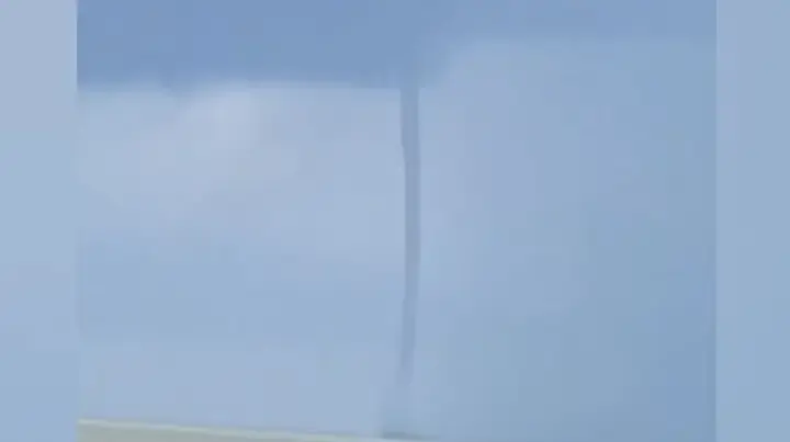 Vídeo: Tromba-d’água gigante assusta turistas no leste da Índia
