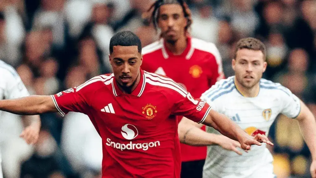 United pressiona, mas fica no empate com Leeds e se complica no Inglês