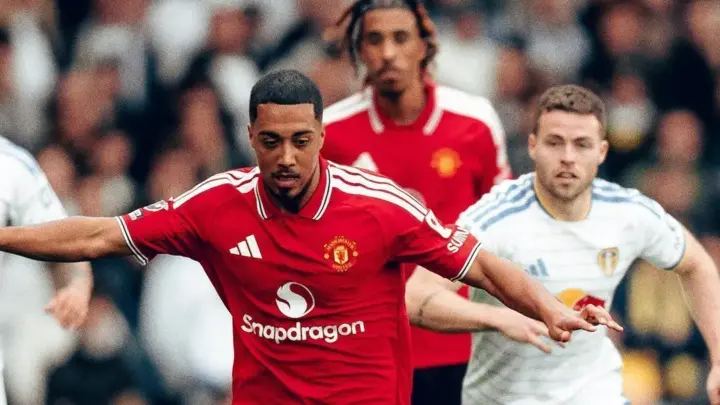 United pressiona, mas fica no empate com Leeds e se complica no Inglês